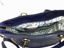 Load image into Gallery viewer, Bell &#038; Rae handmade &#8211; Iris Concealed Carry Handbag 2
