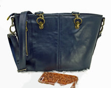 Load image into Gallery viewer, Bell &#038; Rae handmade &#8211; Iris Concealed Carry Handbag 5
